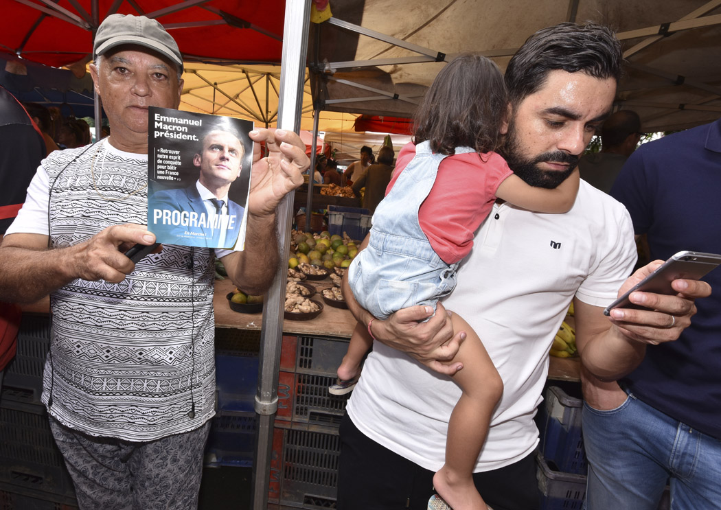 Emmanuel Macron visite le marché forain du Chaudron