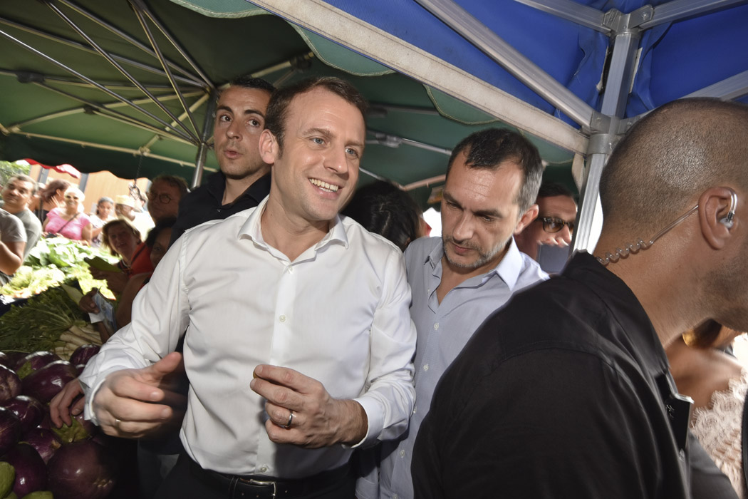 Emmanuel Macron visite le marché forain du Chaudron