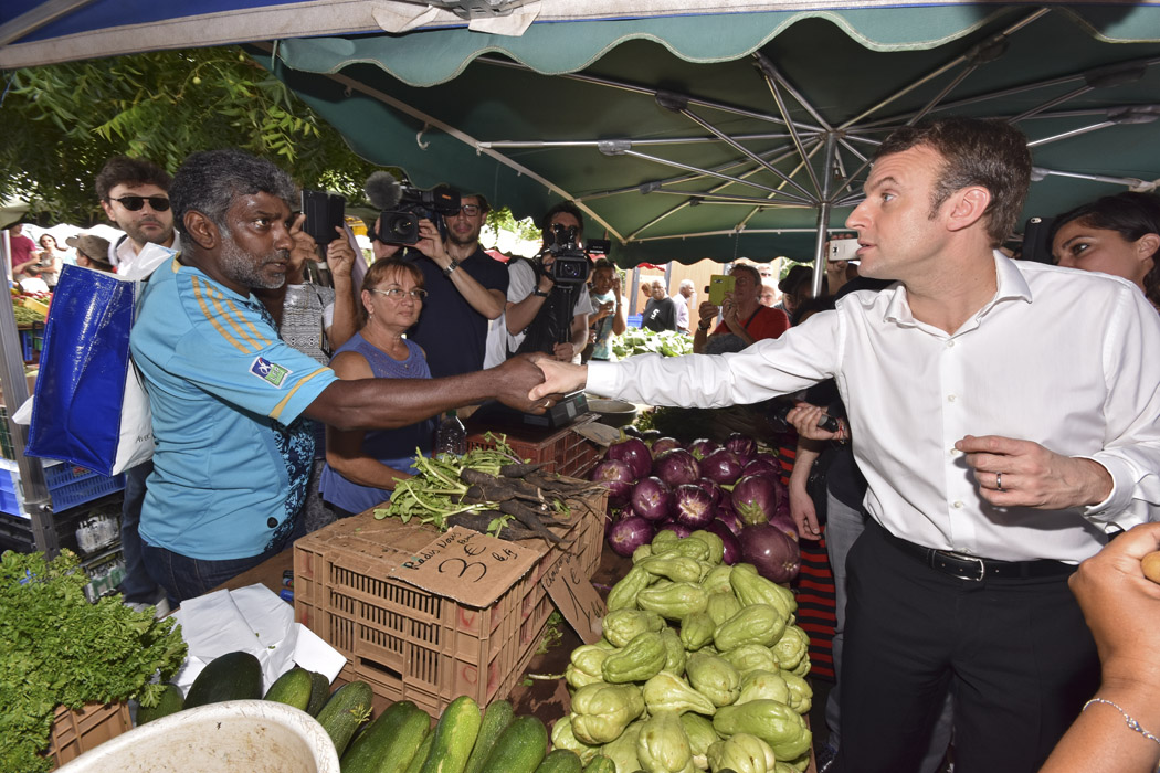 Emmanuel Macron visite le marché forain du Chaudron