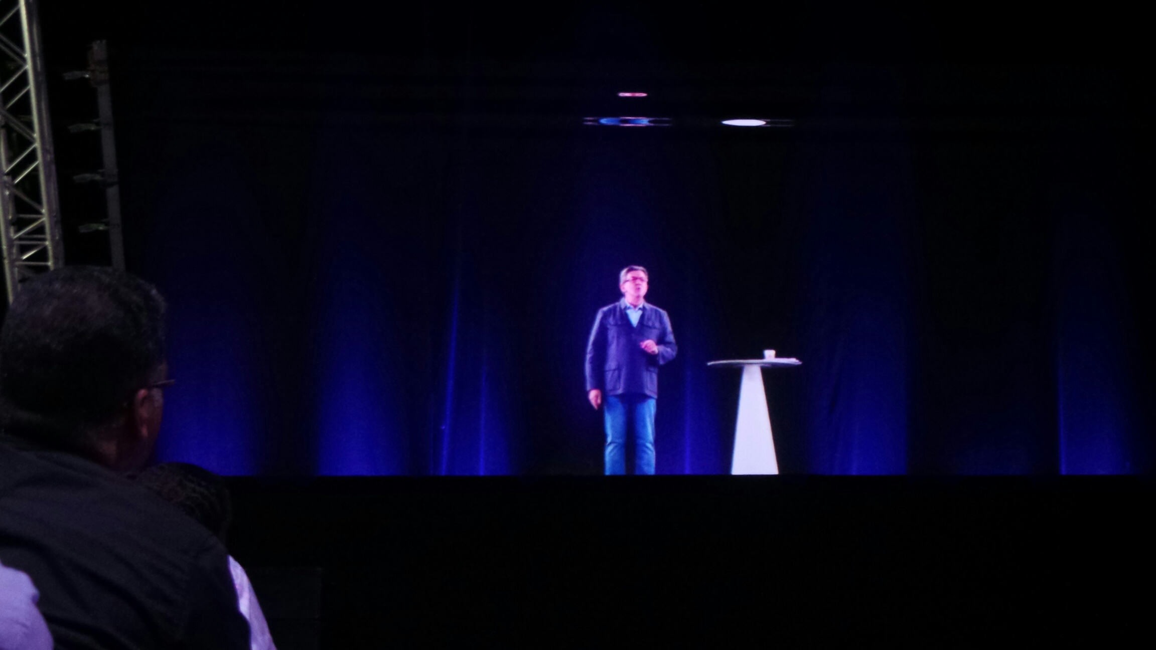 Jean-Luc Mélenchon apparaît en hologramme au Port