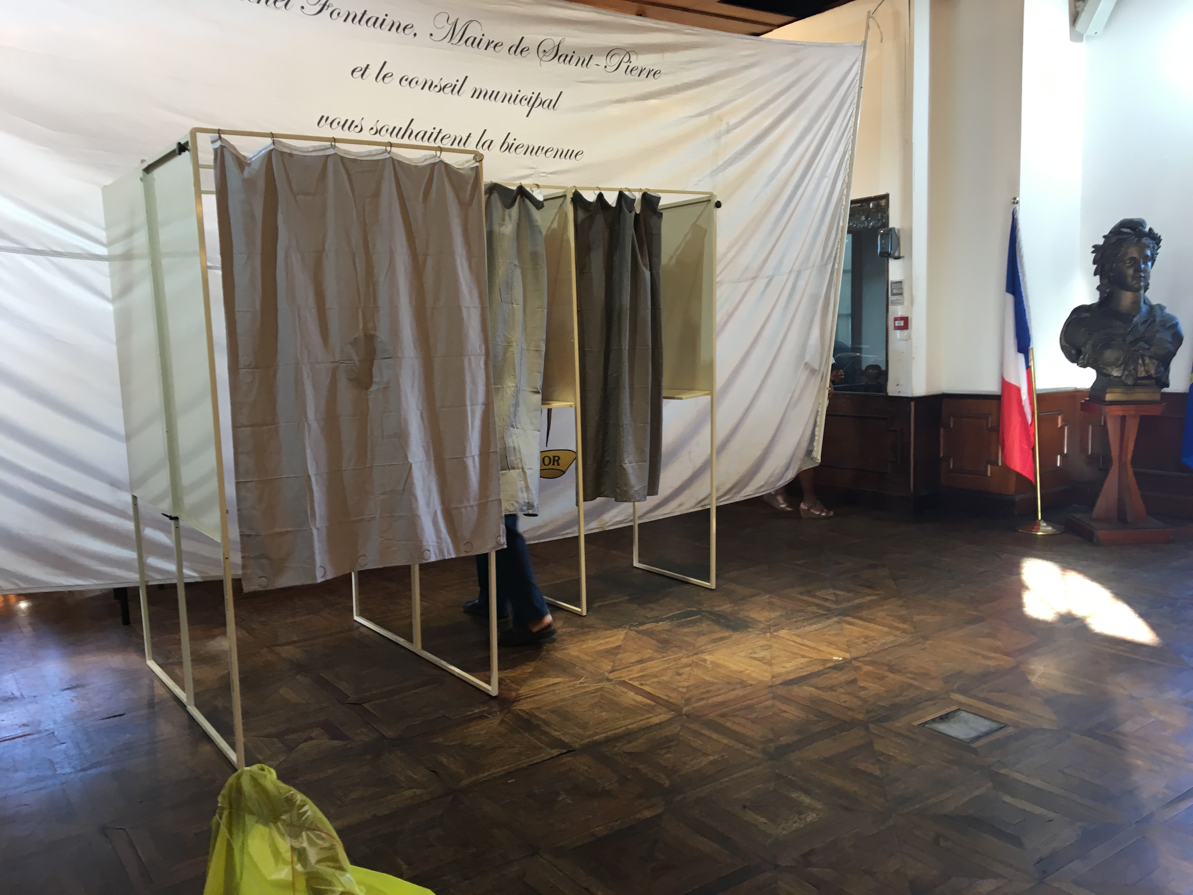 St-Pierre: Voter, l'une des premières actions de la journée