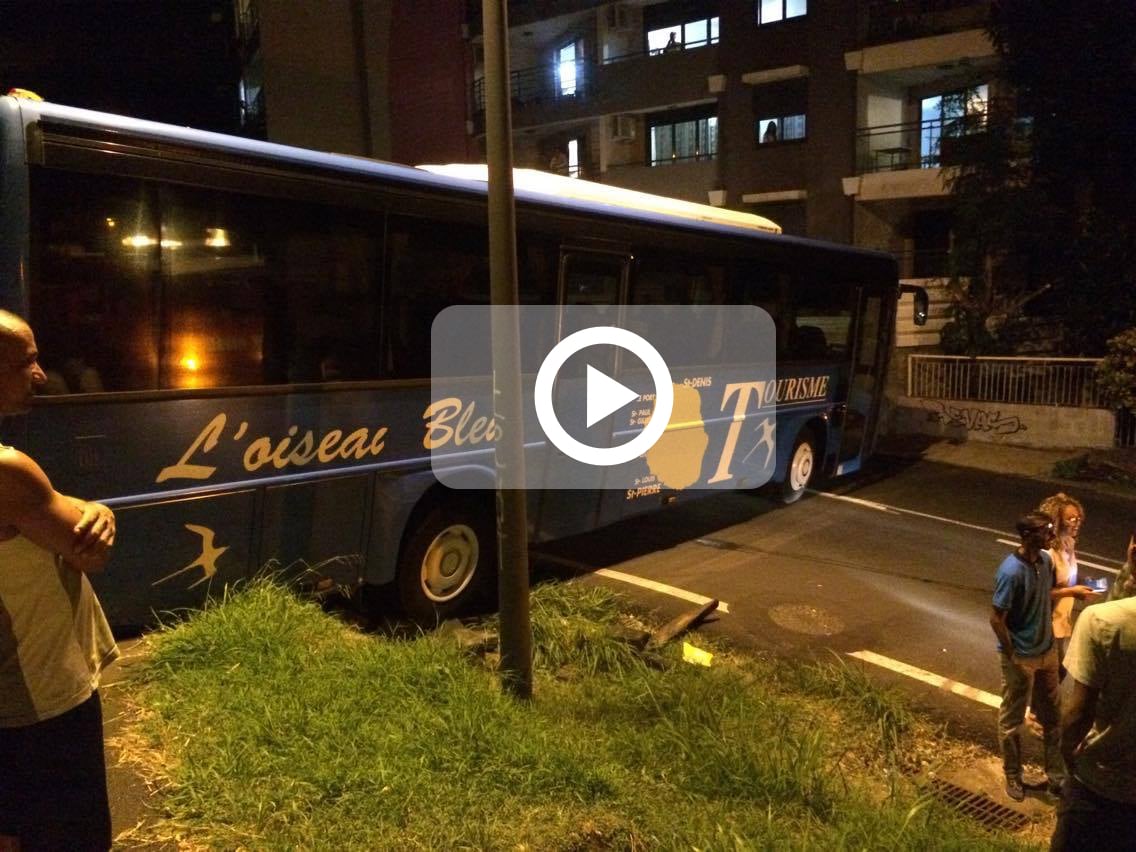 Un bus rate son virage à Saint-François
