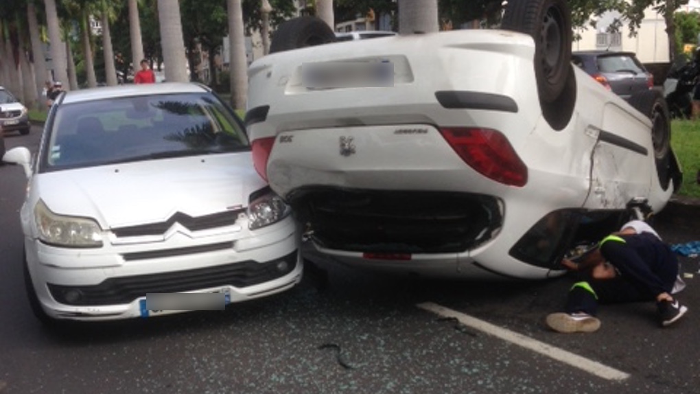 Boulevard Sud : Une voiture finit sur le toit après une collision spectaculaire