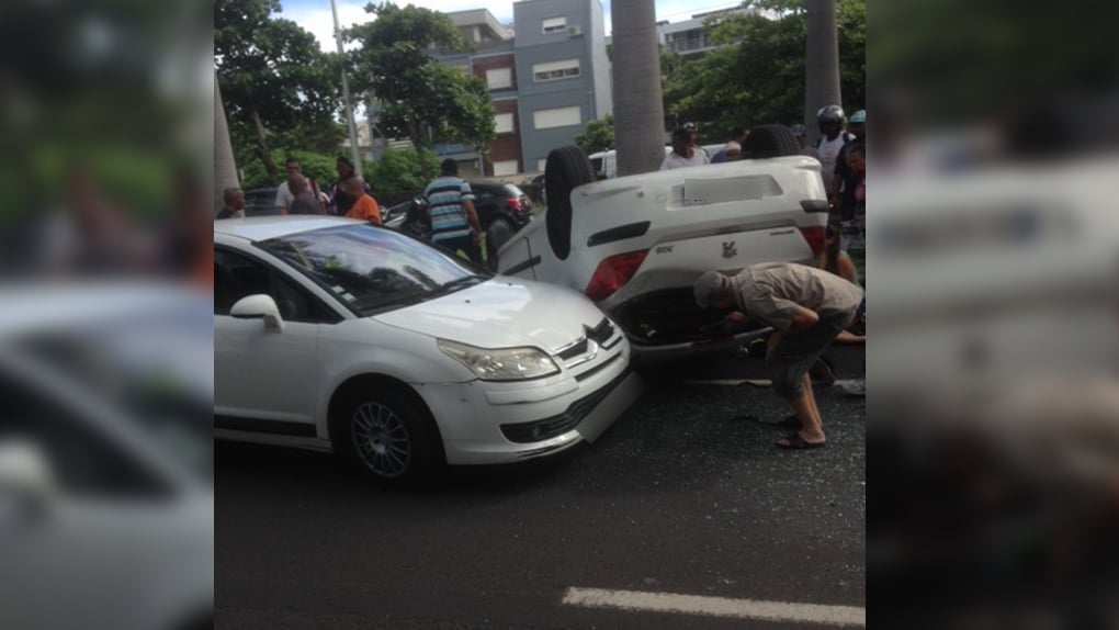 Boulevard Sud : Une voiture finit sur le toit après une collision spectaculaire
