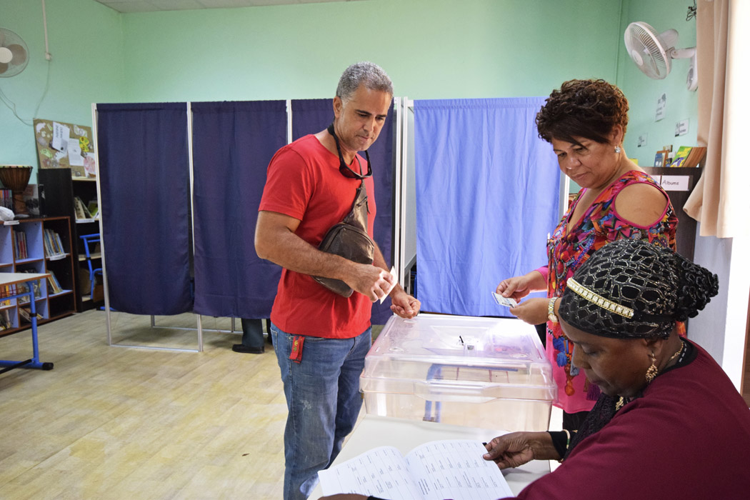 [Ambiance] St-Denis : Bonne humeur dans les bureaux de vote