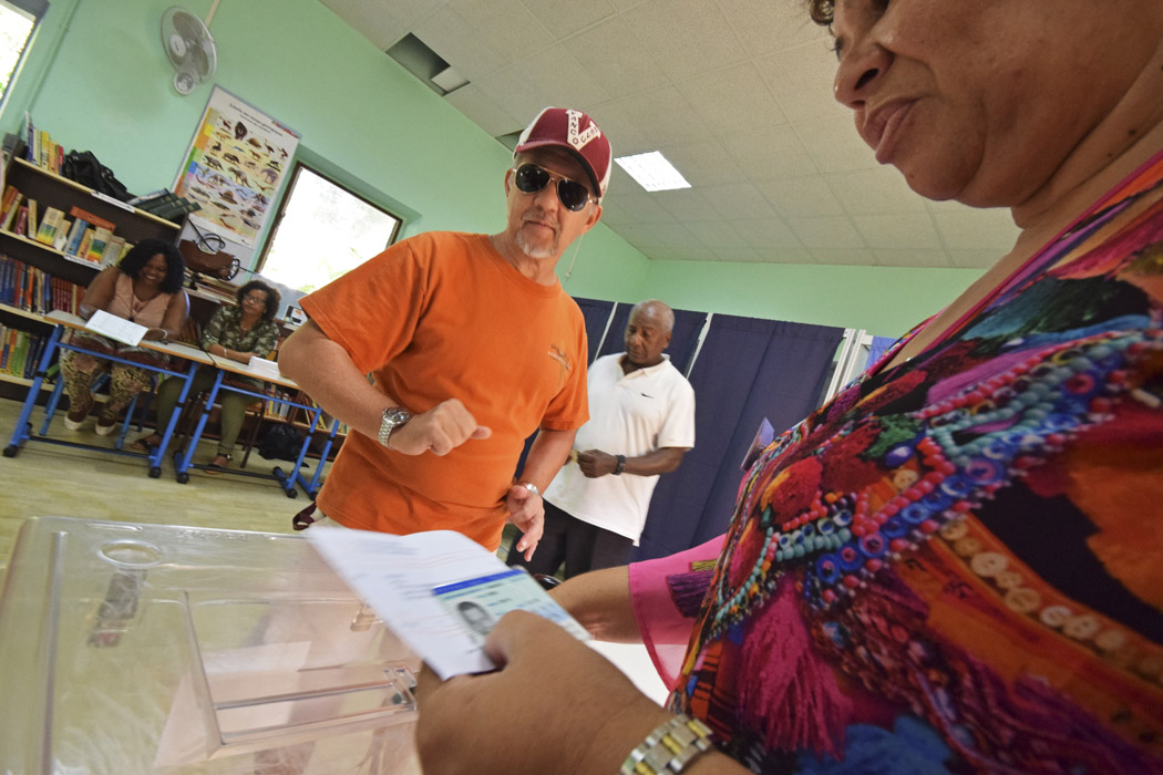 [Ambiance] St-Denis : Bonne humeur dans les bureaux de vote