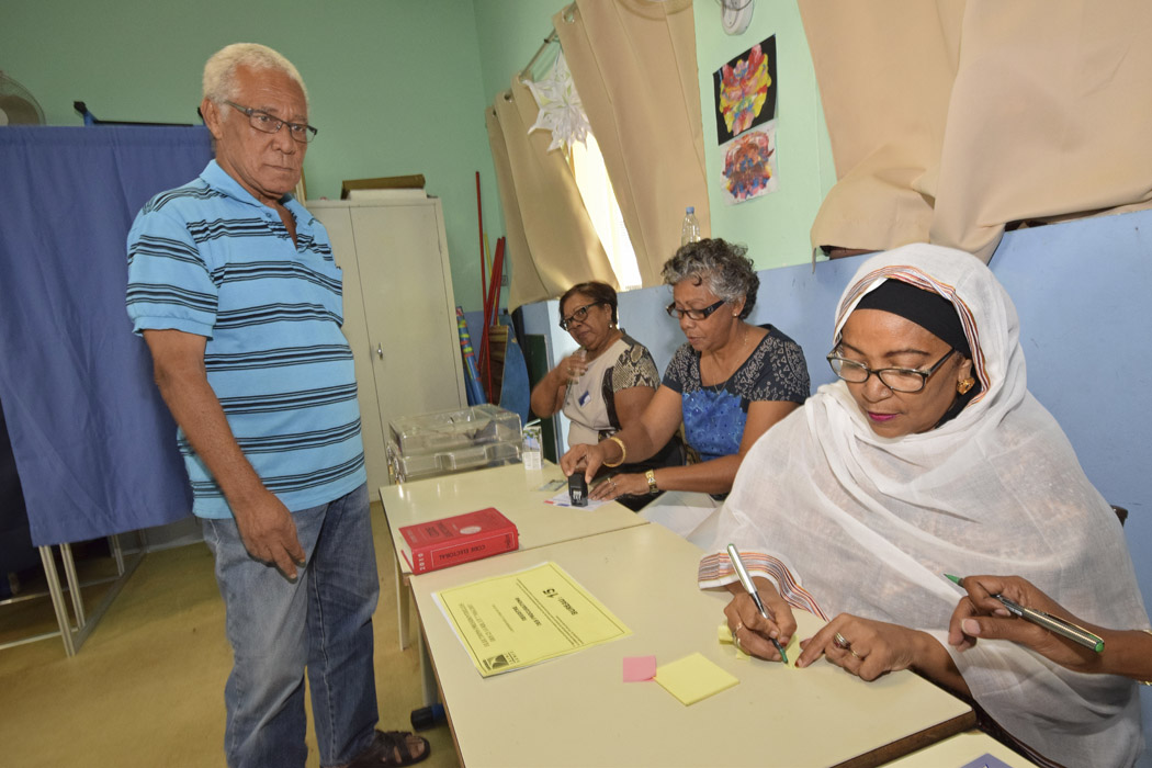[Ambiance] St-Denis : Bonne humeur dans les bureaux de vote