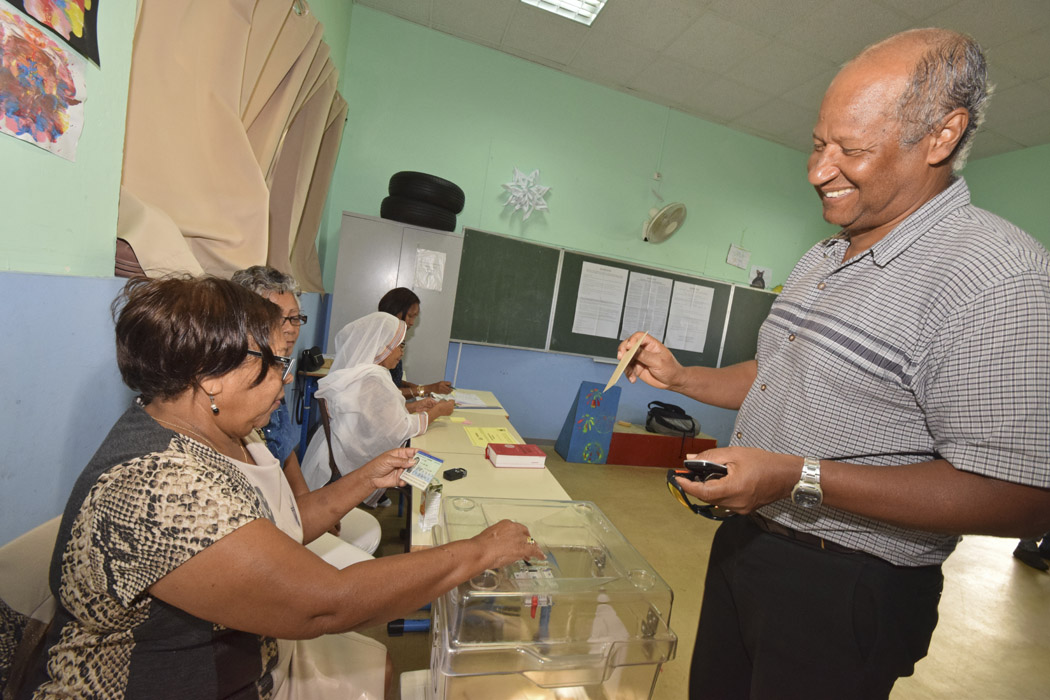 [Ambiance] St-Denis : Bonne humeur dans les bureaux de vote