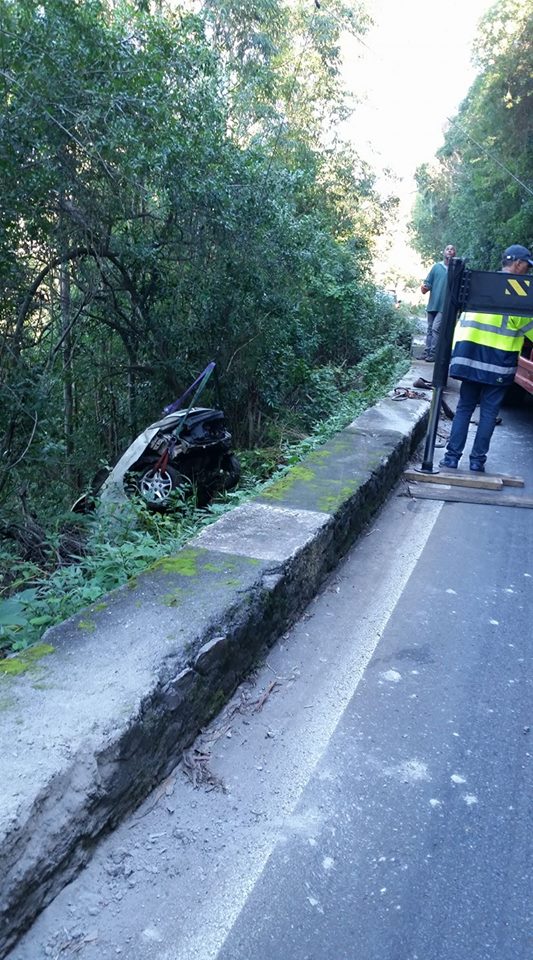 Un automobiliste chute de 30 mètres au Tampon