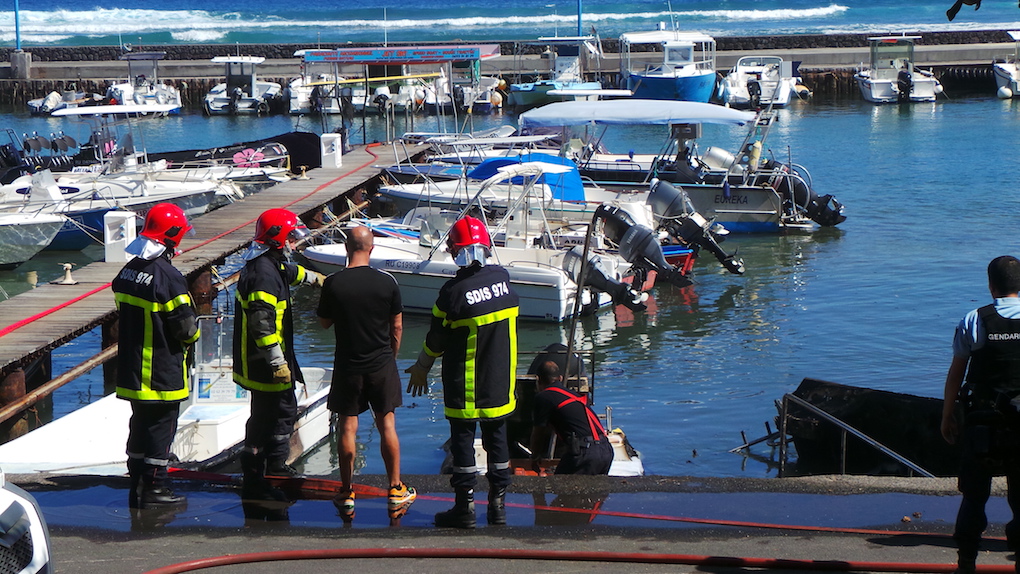 4 bateaux prennent feu dans le port de St-Leu