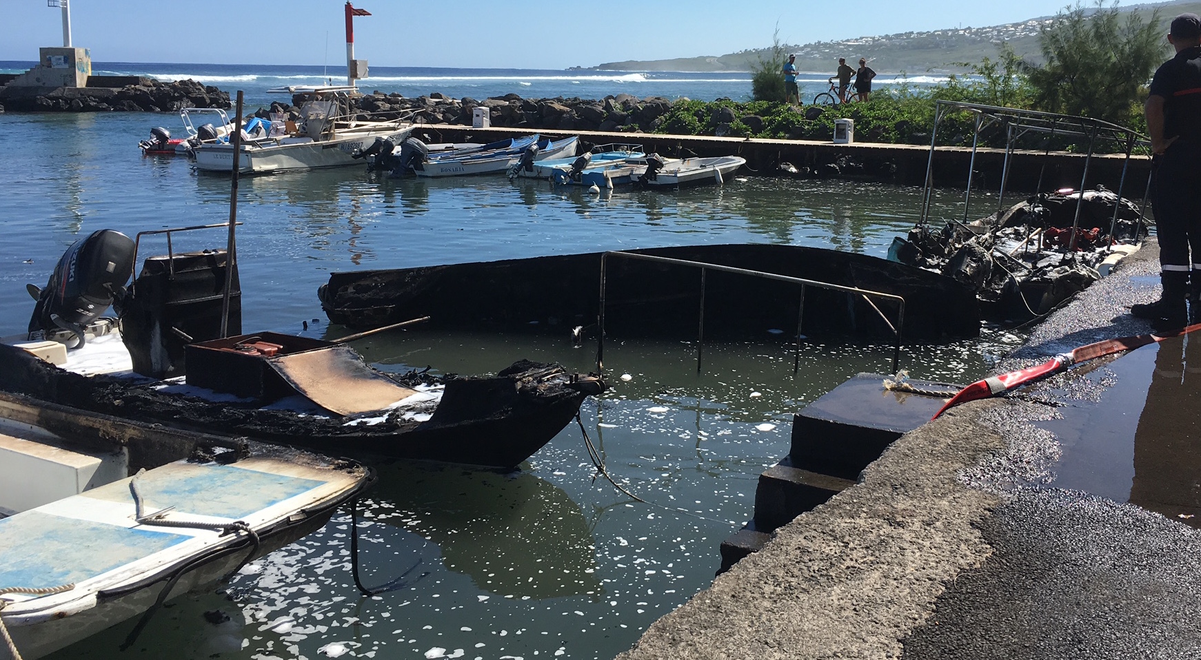 4 bateaux prennent feu dans le port de St-Leu