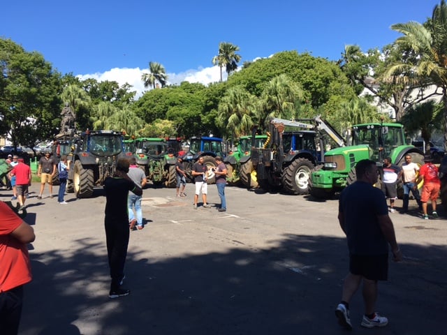 [LIVE] Le convoi de tracteurs devant la Préfecture