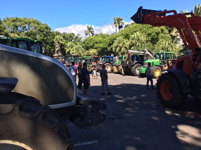 [LIVE] Le convoi de tracteurs devant la Préfecture