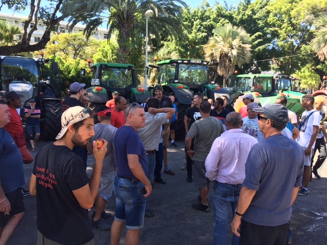 [LIVE] Le convoi de tracteurs devant la Préfecture