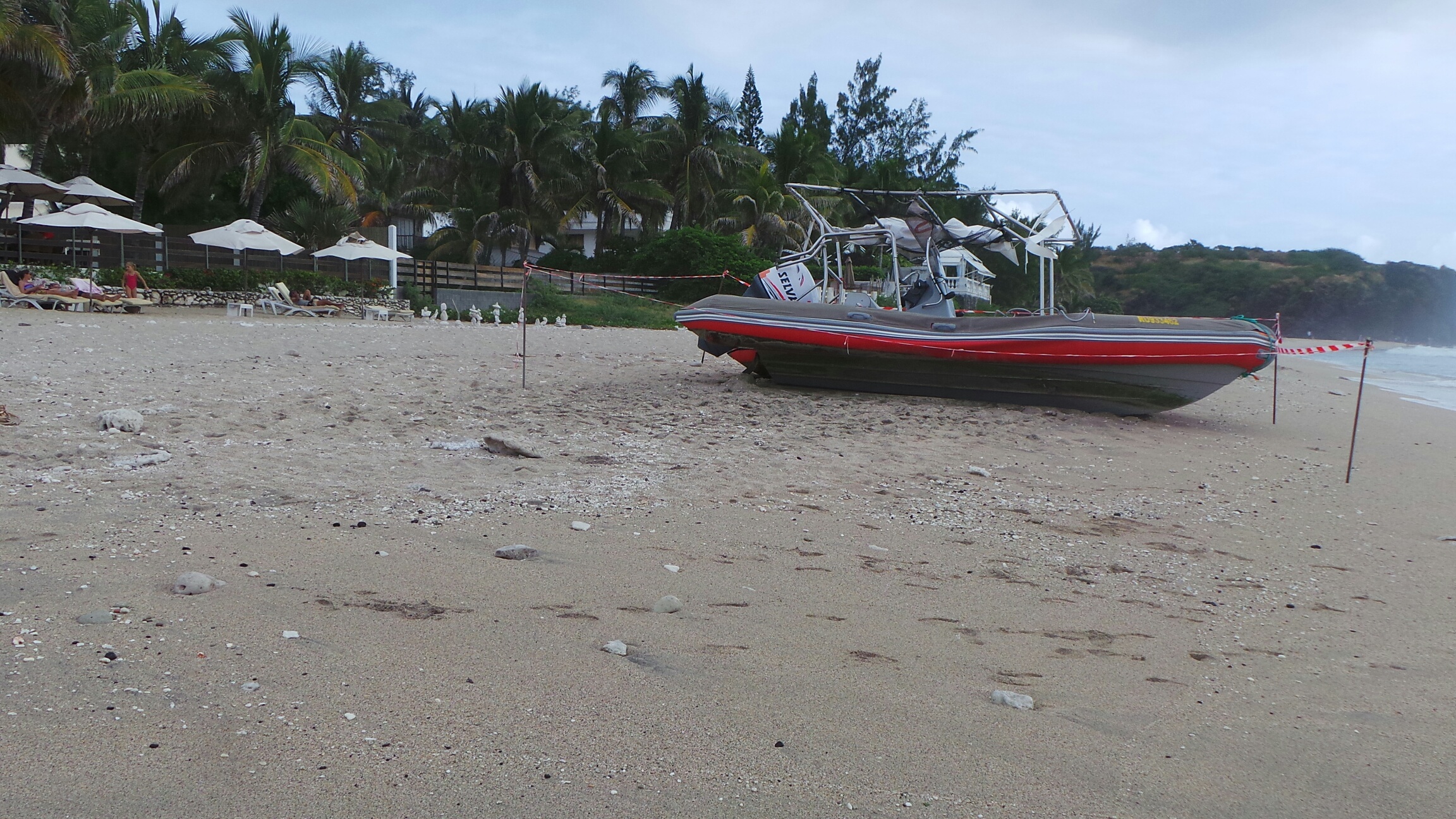 Boucan Canot : Un bateau échoué sur la plage