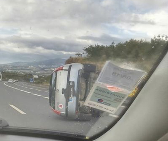Une voiture sur le toit, une autre sur le flanc