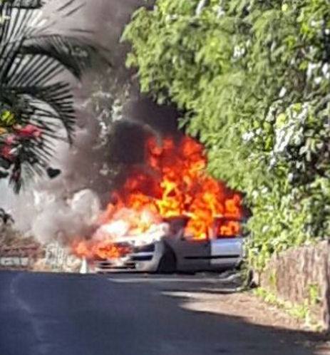 Une voiture-sono prend feu à Saint-Louis