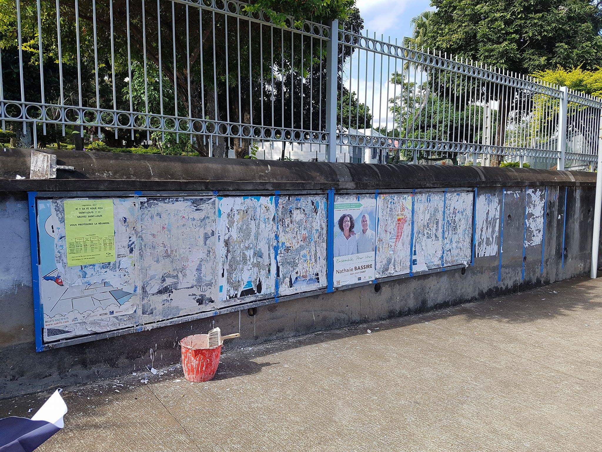 Antoine Fontaine s'insurge contre des affiches de Nathalie Bassire collées sur les siennes