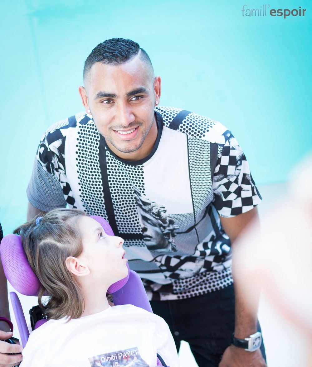 Dimitri Payet donne le sourire à des enfants handicapés