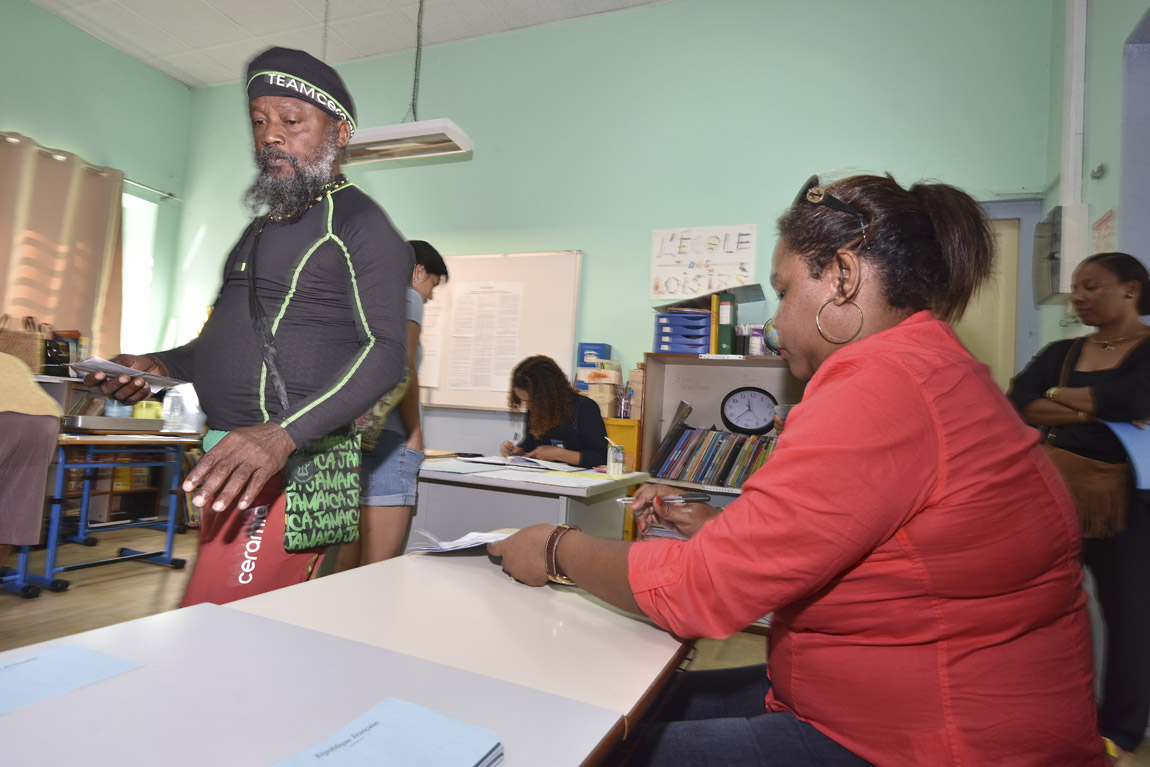 Ambiance dans le bureau de vote du Bas de la Rivière Saint-Denis