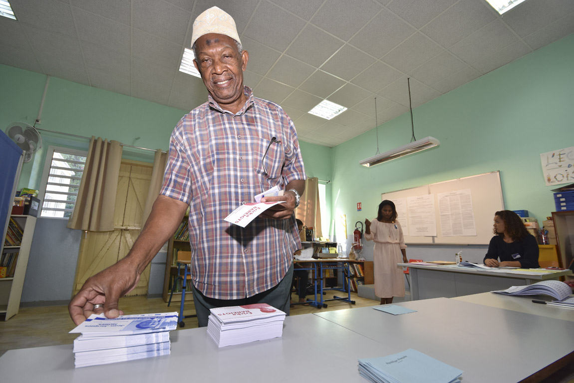 Ambiance dans le bureau de vote du Bas de la Rivière Saint-Denis
