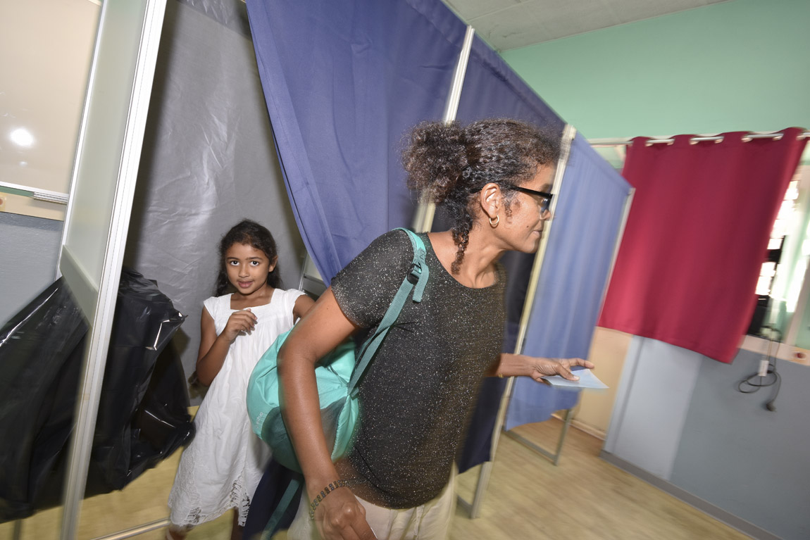Ambiance dans le bureau de vote du Bas de la Rivière Saint-Denis