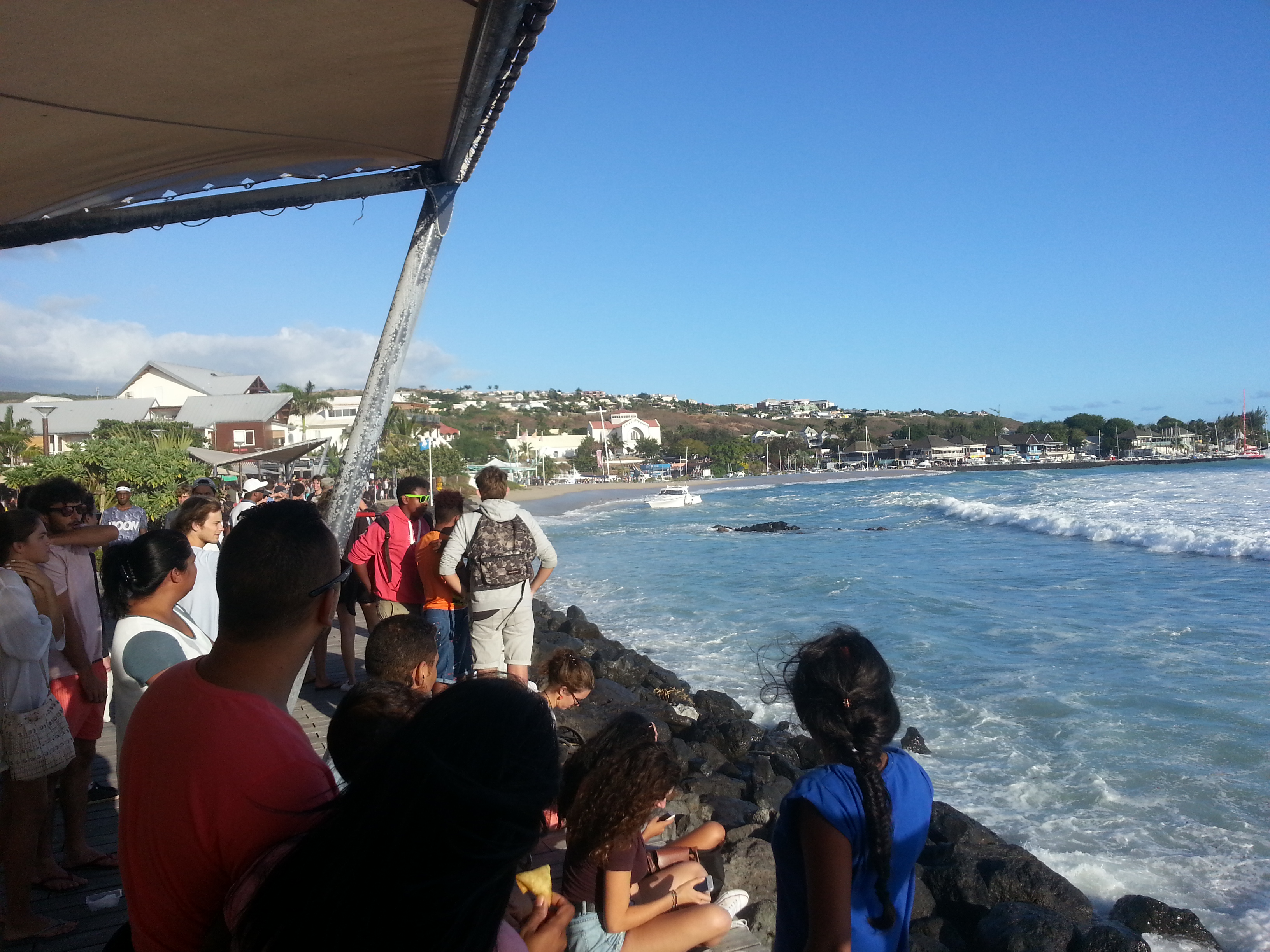 Un bateau chavire en face des Roches noires. Plusieurs personnes à la mer