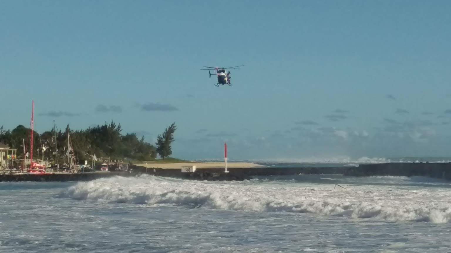 Un bateau chavire en face des Roches noires. Plusieurs personnes à la mer