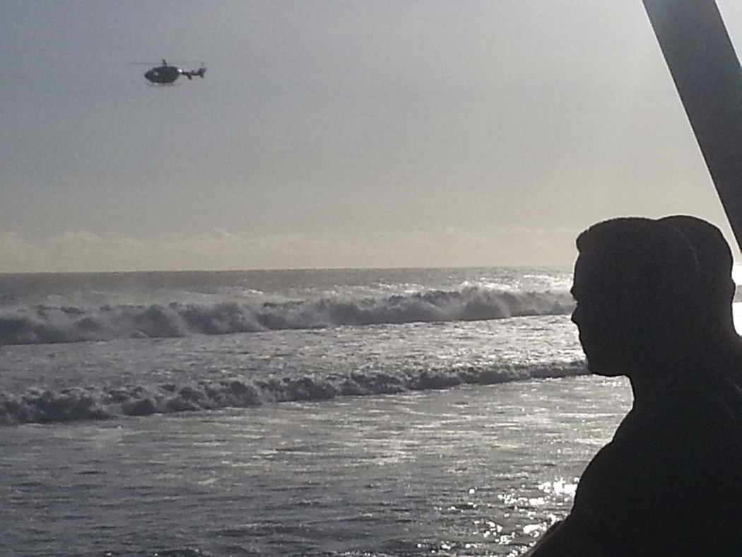 Un bateau chavire en face des Roches noires. Plusieurs personnes à la mer