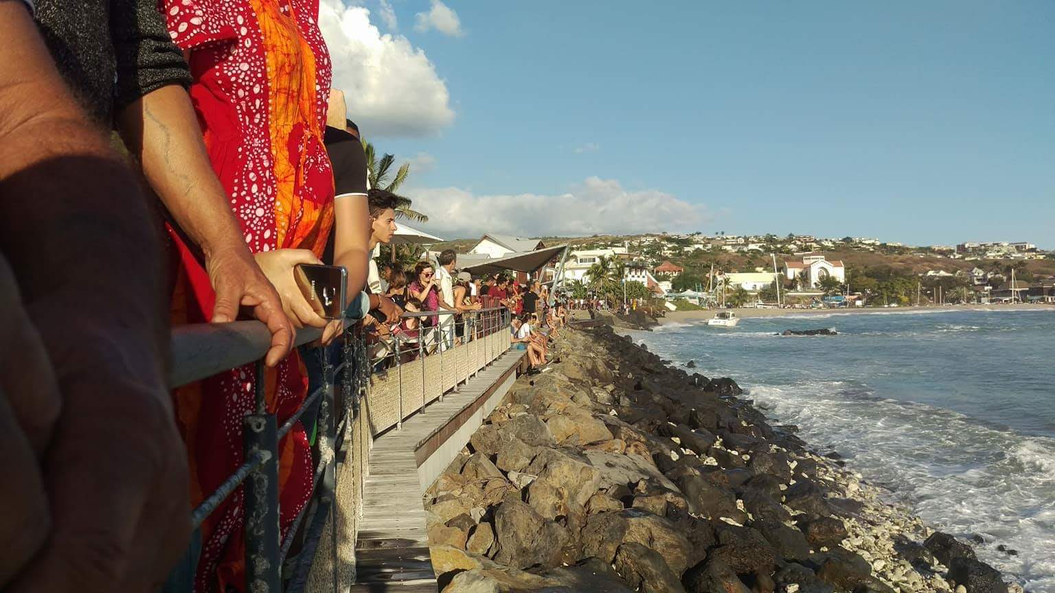 Un bateau chavire en face des Roches noires. Plusieurs personnes à la mer