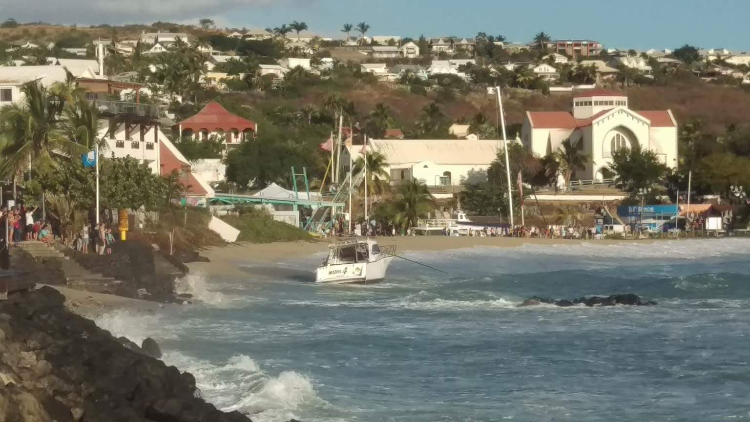 Un bateau chavire en face des Roches noires. Plusieurs personnes à la mer