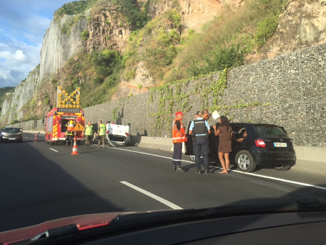 Une voiture sur le toit à l'entrée de la route du littoral
