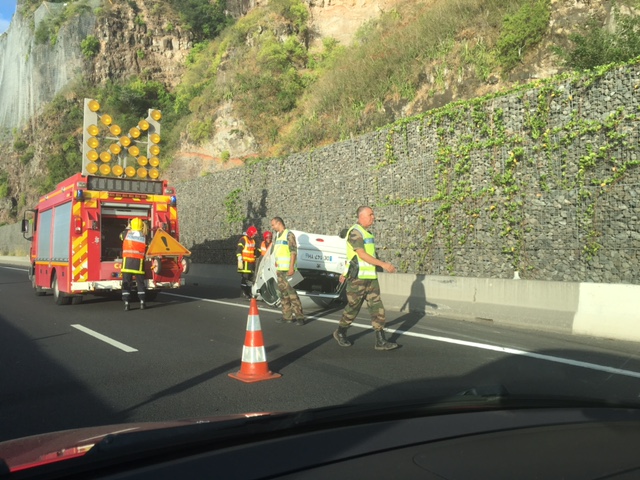 Une voiture sur le toit à l'entrée de la route du littoral