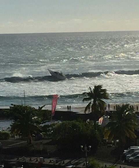 Drame de la mer à Saint-Gilles: Le bateau de pêche malmené par les vagues