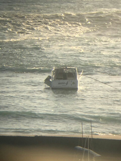 Drame de la mer à Saint-Gilles: Le bateau de pêche malmené par les vagues