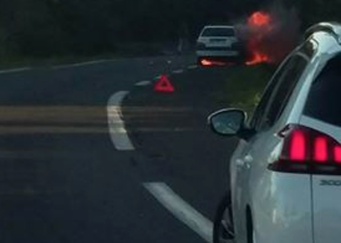 Une voiture en feu au rond point de la Balance