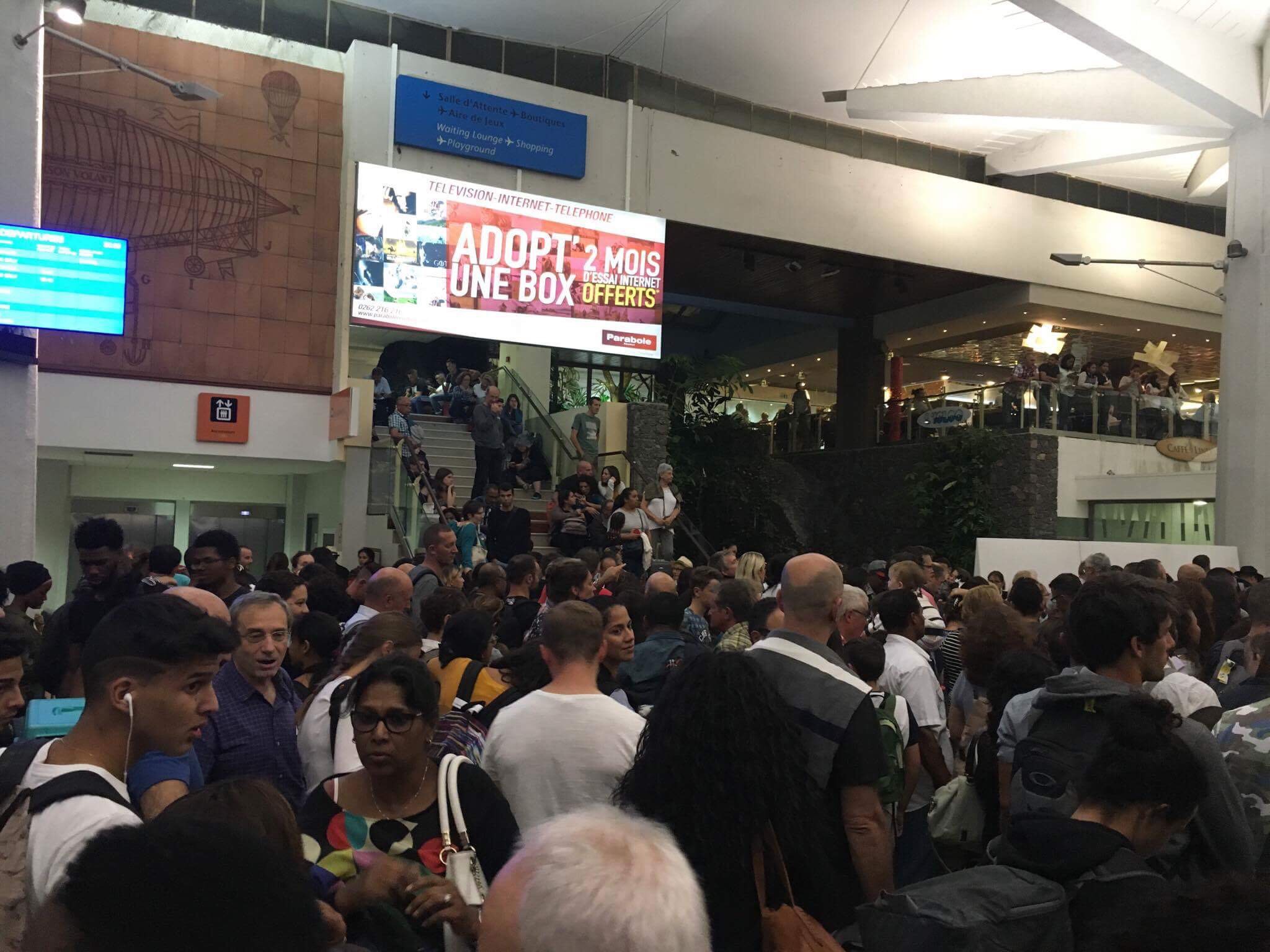 Pagaille à l'aéroport Roland Garros après le débarquement de passagers