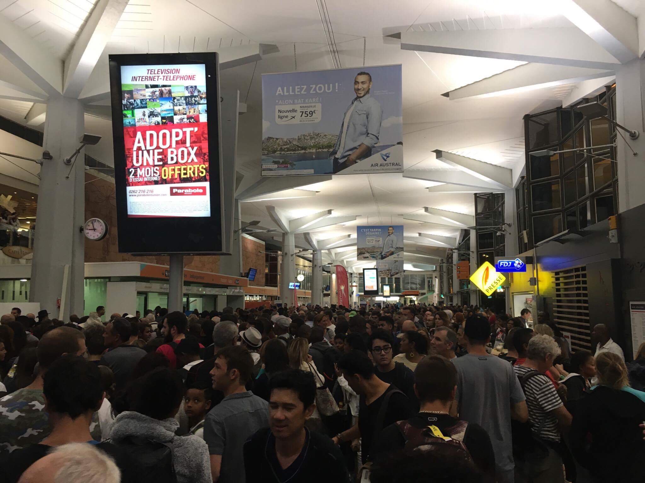 Pagaille à l'aéroport Roland Garros après le débarquement de passagers