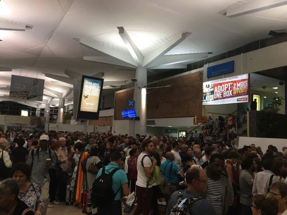 Pagaille à l'aéroport Roland Garros après le débarquement de passagers