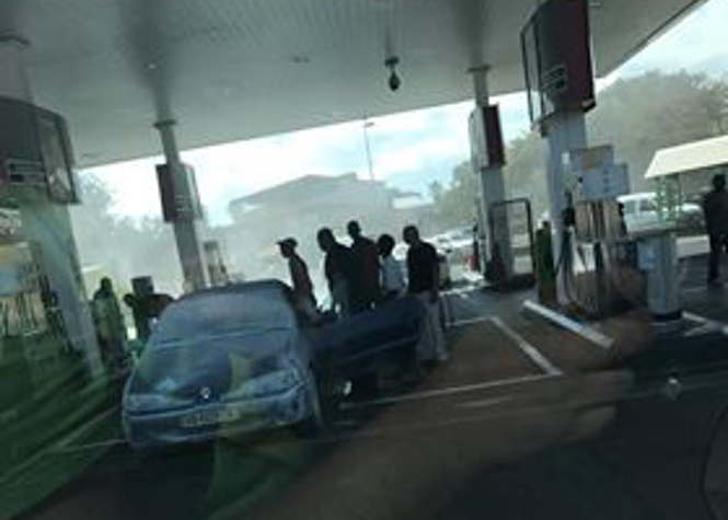 Un cabriolet prend feu dans une station-service du Port