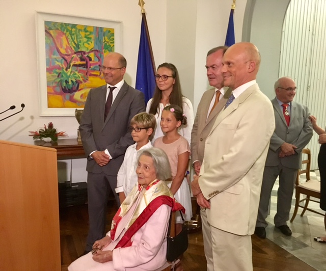 La résistante Marguerite Jauzelon reçoit les honneurs du préfet