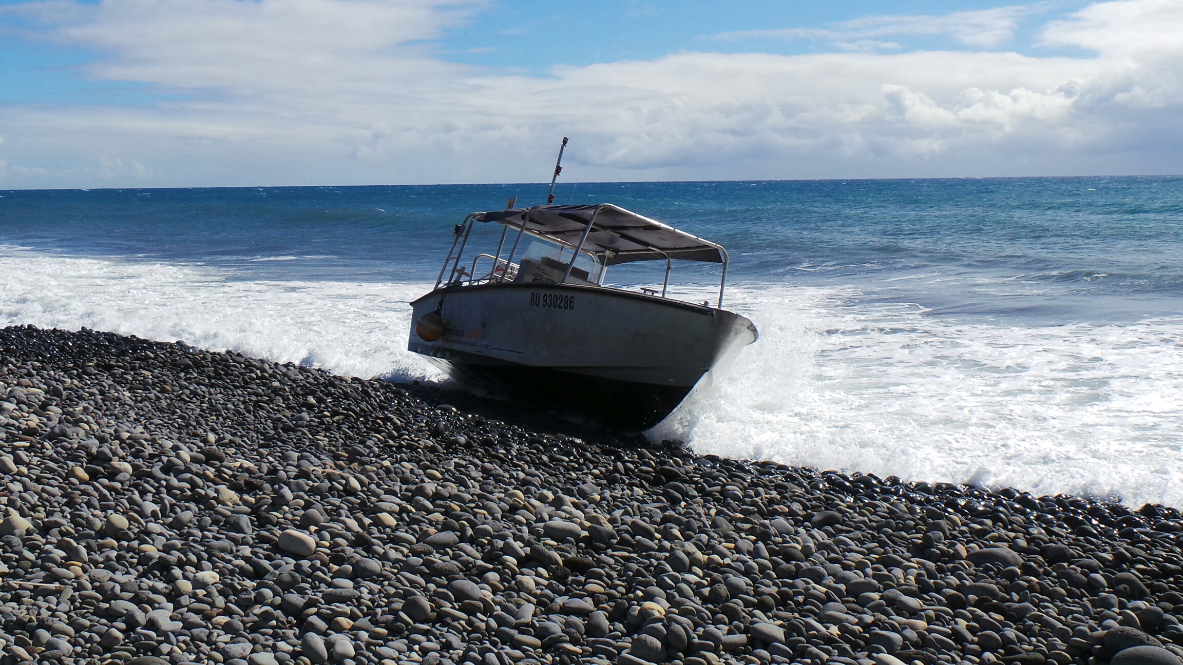 [PHOTOS] Ste-Suzanne : Un bateau s'échoue sur les berges