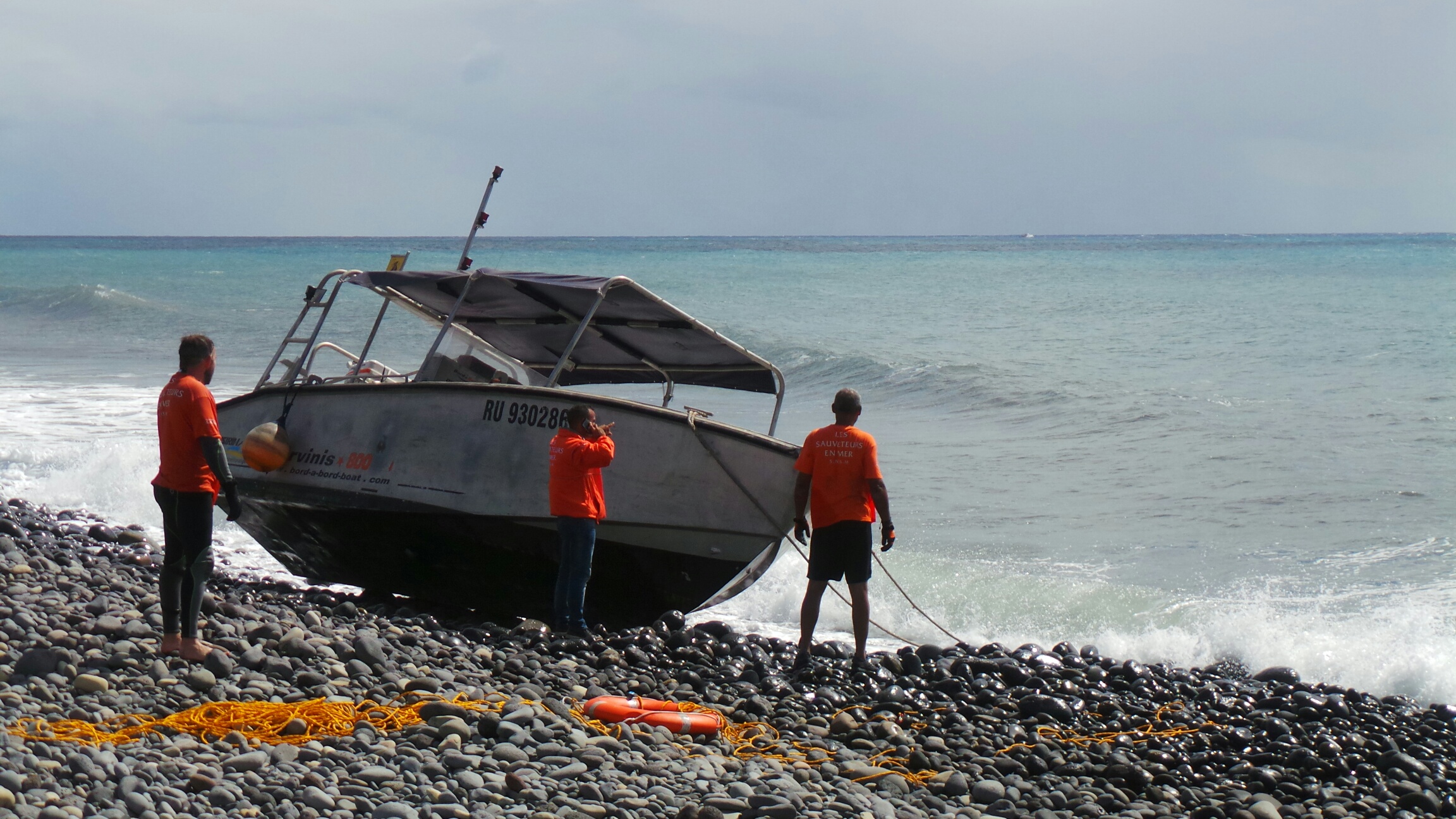 [PHOTOS] Ste-Suzanne : Un bateau s'échoue sur les berges