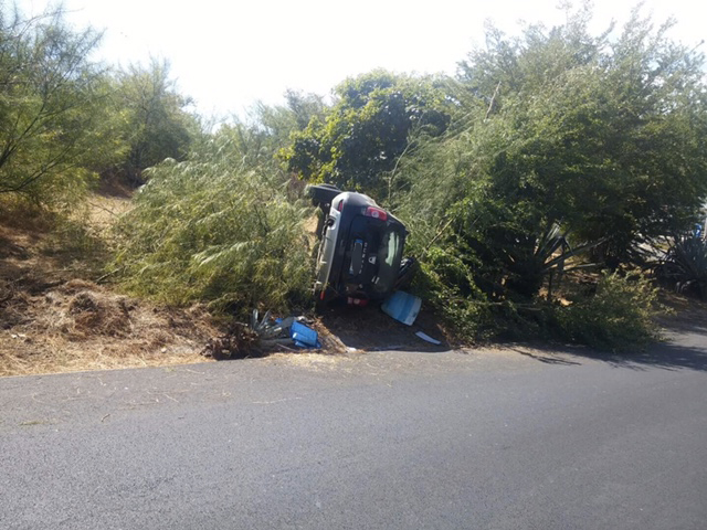 Boucan Canot: Une voiture sur le flanc