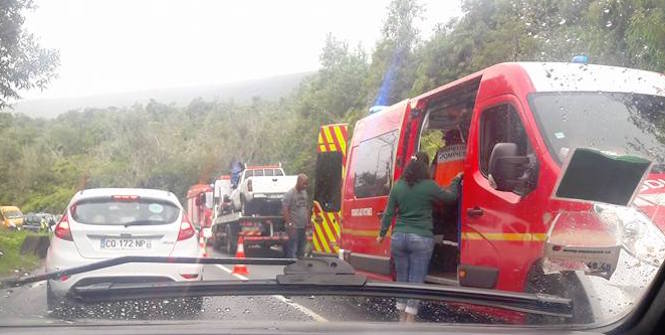 Plaine-des-Palmistes: Accident voiture contre 4x4 sur une chaussée mouillée