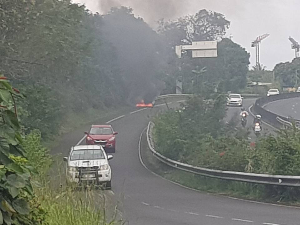 Une voiture prend feu sur la 4 voies de St-André