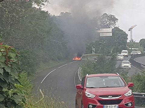Une voiture prend feu sur la 4 voies de St-André