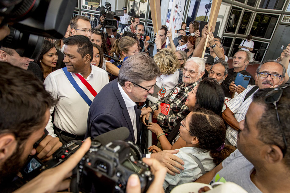 Retour en images sur l'arrivée de Jean-Luc Mélenchon à La Réunion