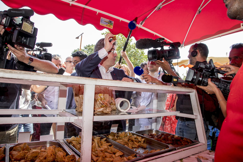 [RETOUR IMAGES] Du bon temps pour Jean-Luc Mélenchon au marché de Ste-Marie