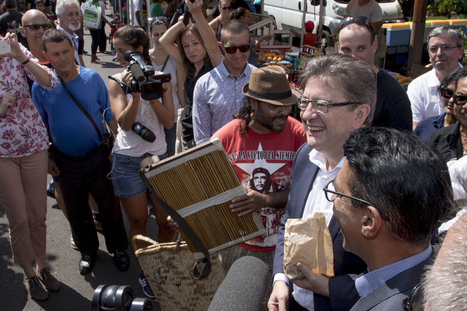 [RETOUR IMAGES] Du bon temps pour Jean-Luc Mélenchon au marché de Ste-Marie